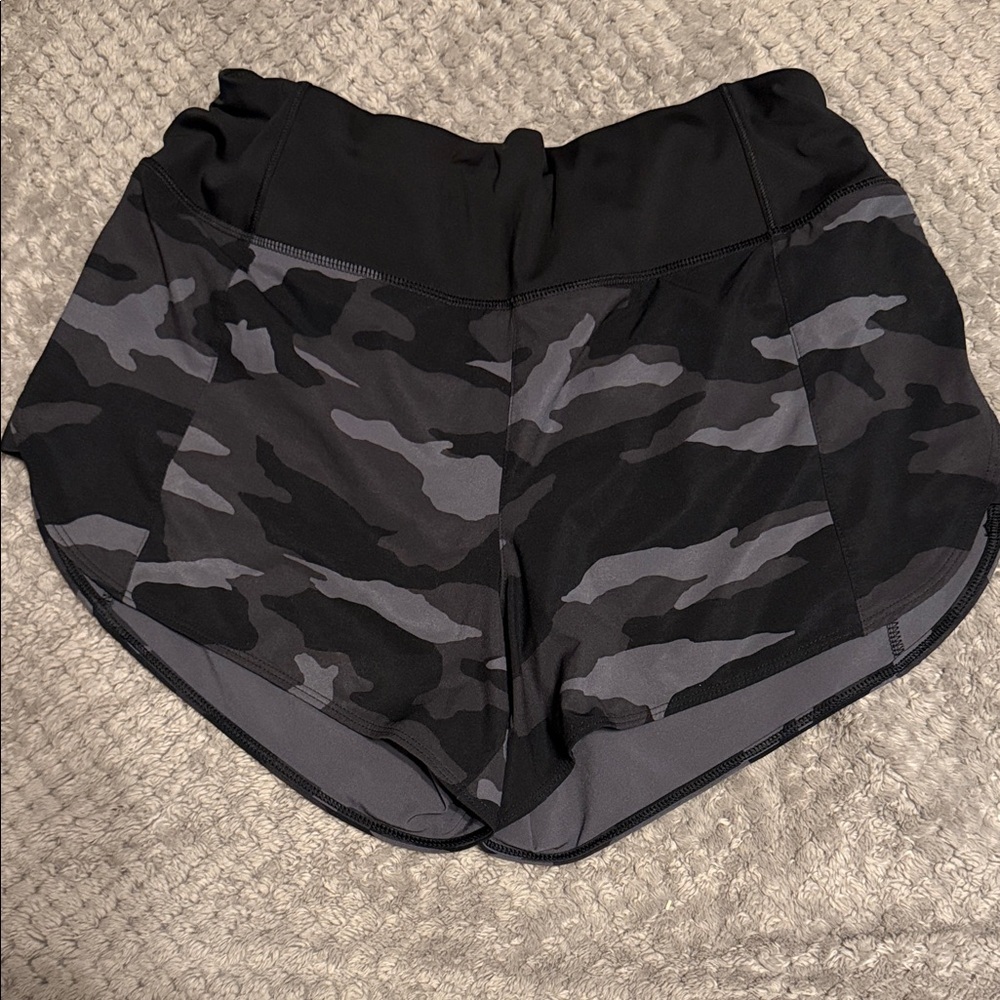 🏃‍♀️ Athleta Black Camo mid-rise Racer Run Shorts | Size Small 🖤